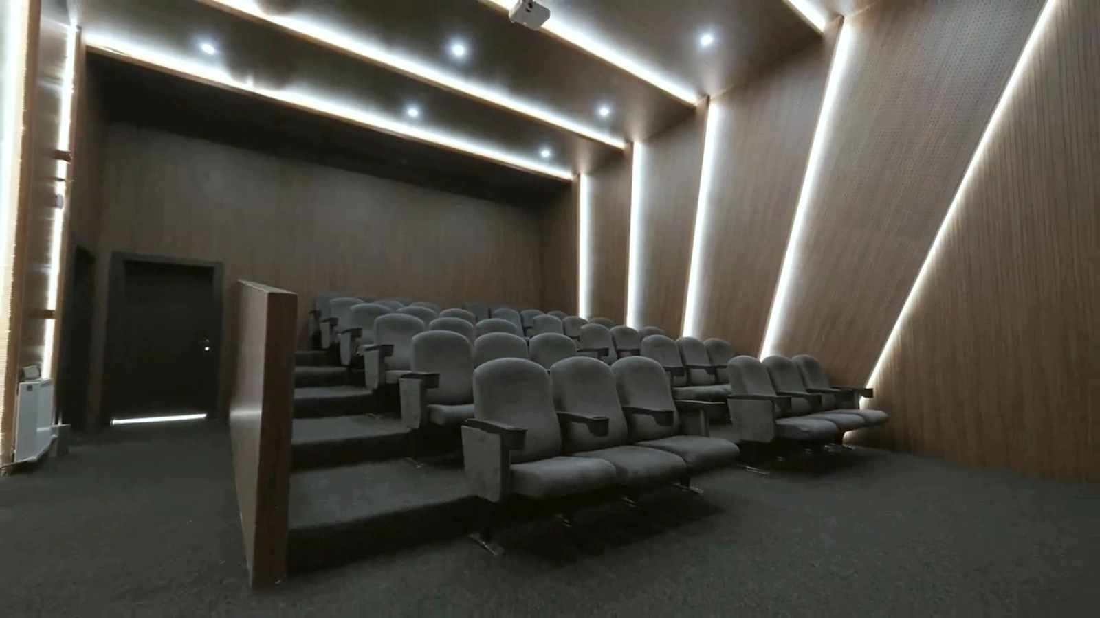 Koltukları döşenmiş sinema salonu.